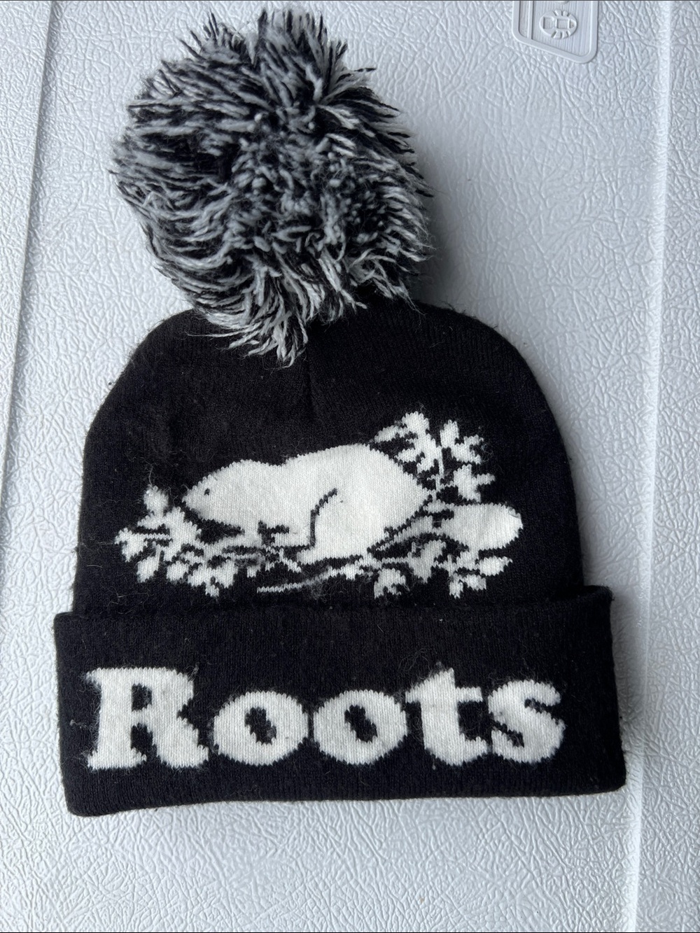 Roots Black and White  hat